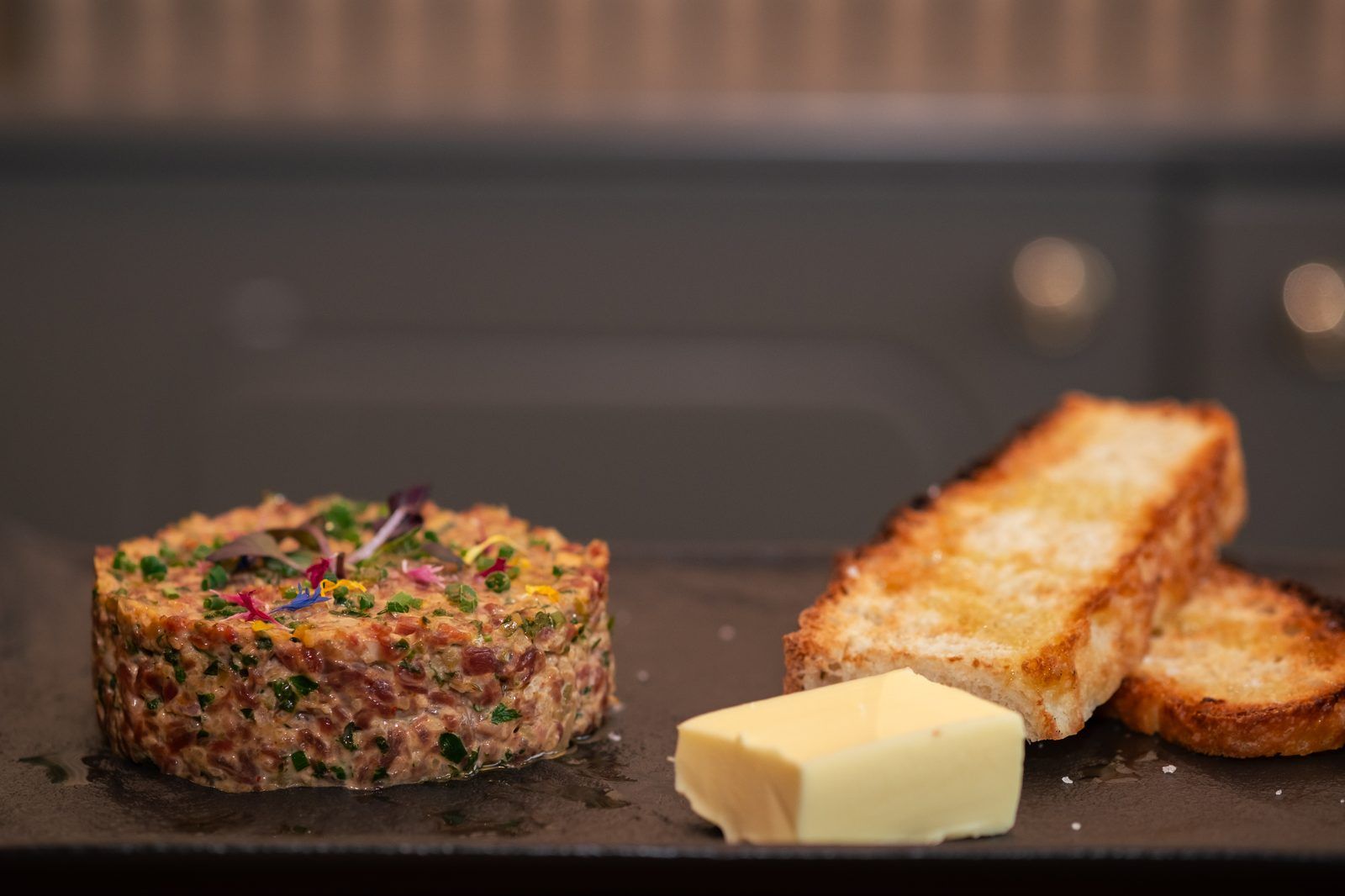 Tartare de bœuf servi avec focaccia toastée