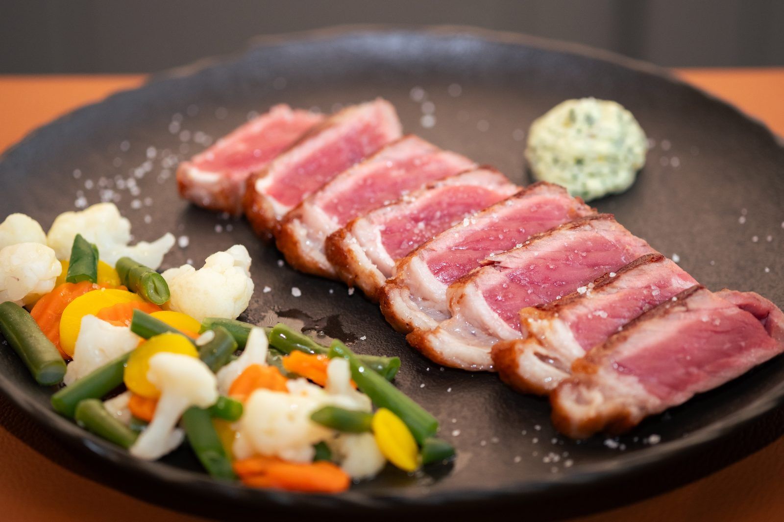 Entrecôte parisienne servie au restaurant